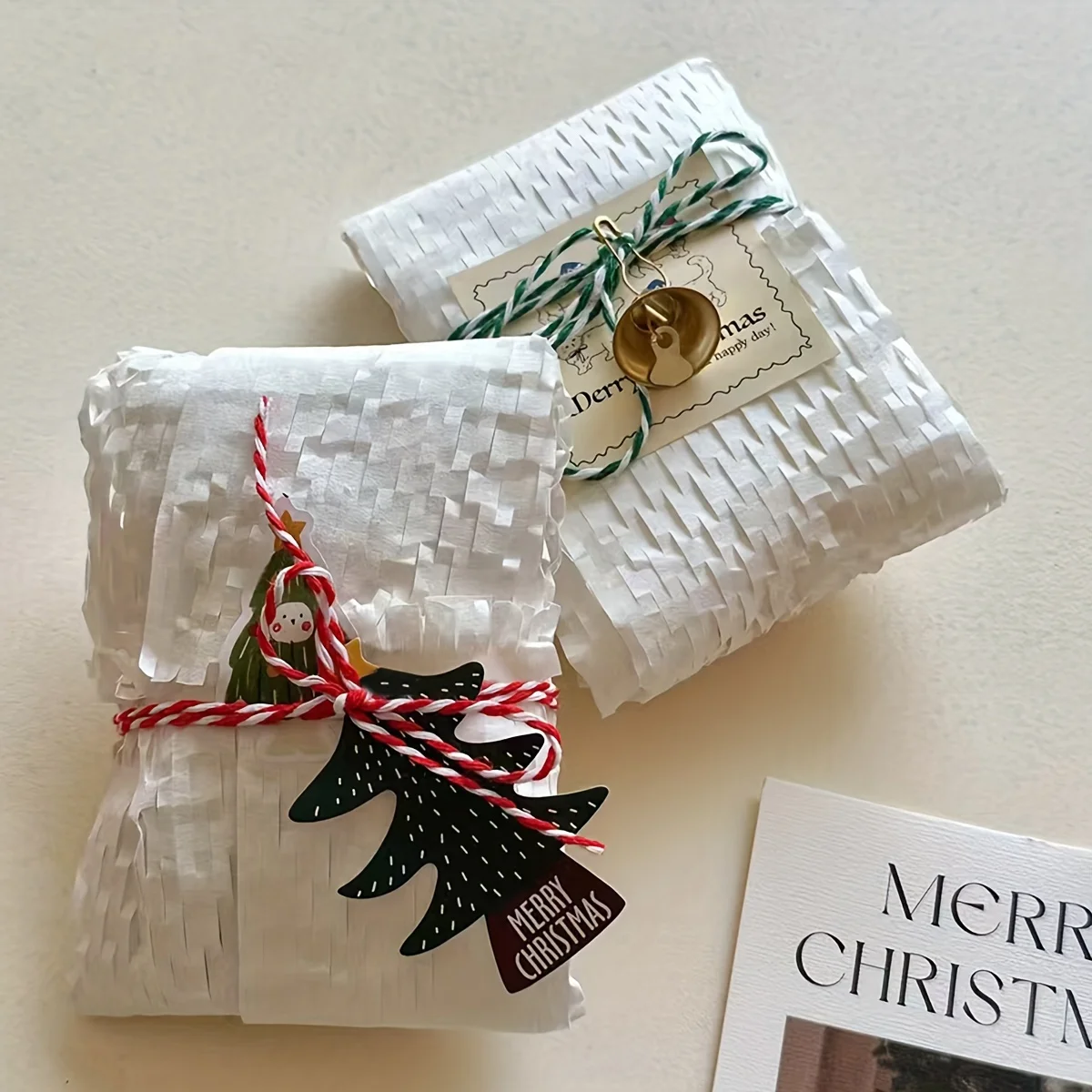 50개 크리스마스 트리 선물 태그 - 휴일 선물 포장 및 장식을 위한 '메리 크리스마스' 메시지가 있는 검은색 종이 태그