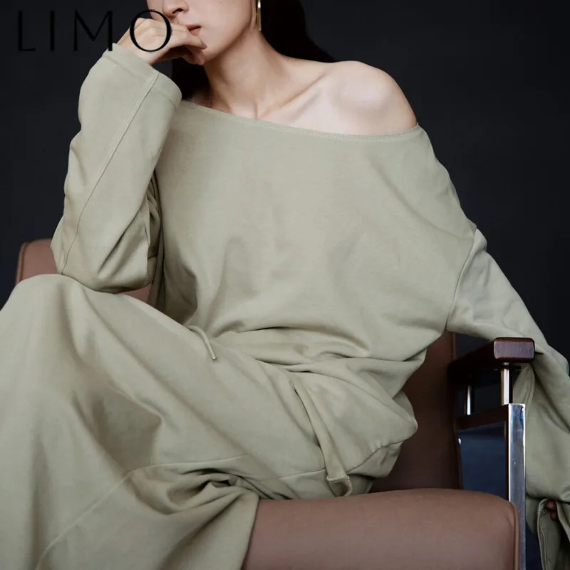 

LIMO "Women's Off Shoulder Sweatshirt - Versatile Slouchy Pullover, Casual Oversized Crewneck, Solid Color Elegant Loungewear