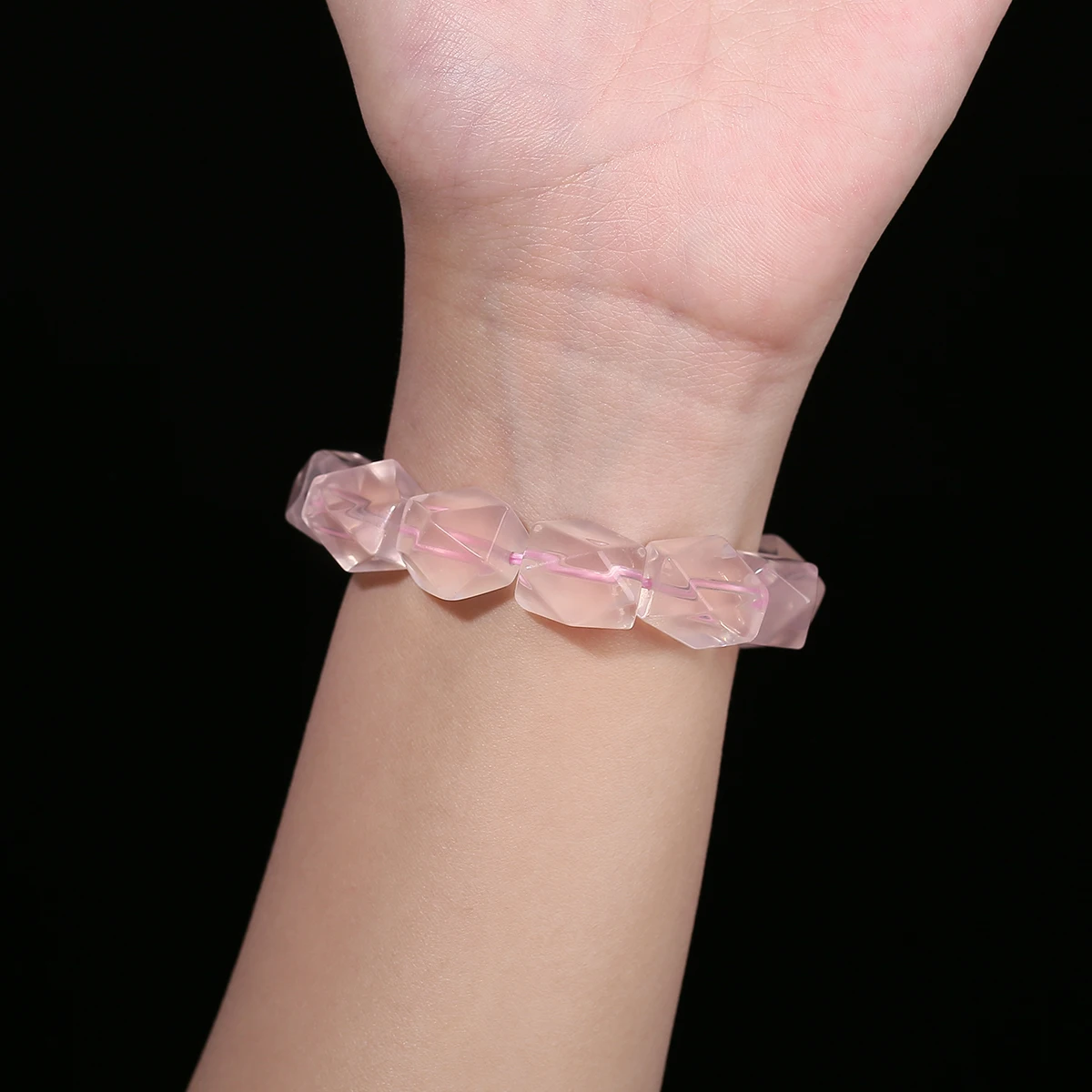 الحجر الطبيعي الوردي الكوارتز غير النظامية حبة سوار موضة مطاطا سوار المرأة الحلو الرومانسية العقل شفاء يوغو مجوهرات هدية