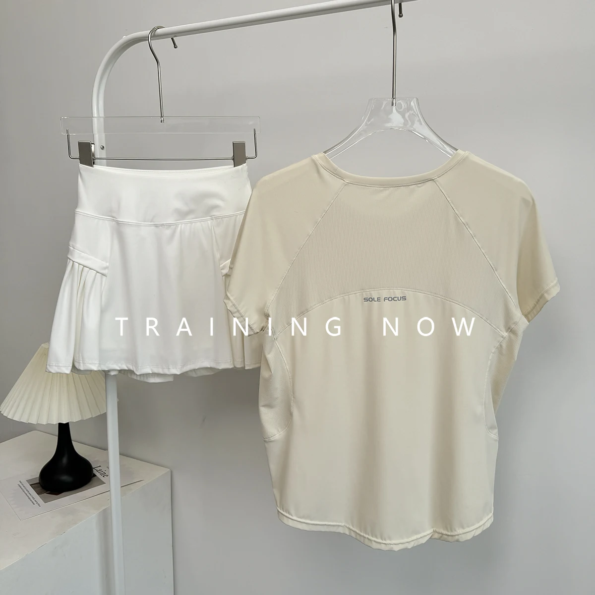 

Высококачественный спортивный костюм для женщин, летний свободный тонкий костюм для йоги с короткими рукавами, быстросохнущая юбка для фитнеса и тенниса для бега