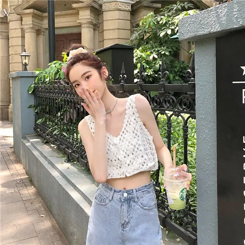 OUMEA Women Summer Cotton Crochet Retro Cropped Knitted Cardigans Daisy Floral Embroidery Sleeveless Button Up Chic Crop Tops