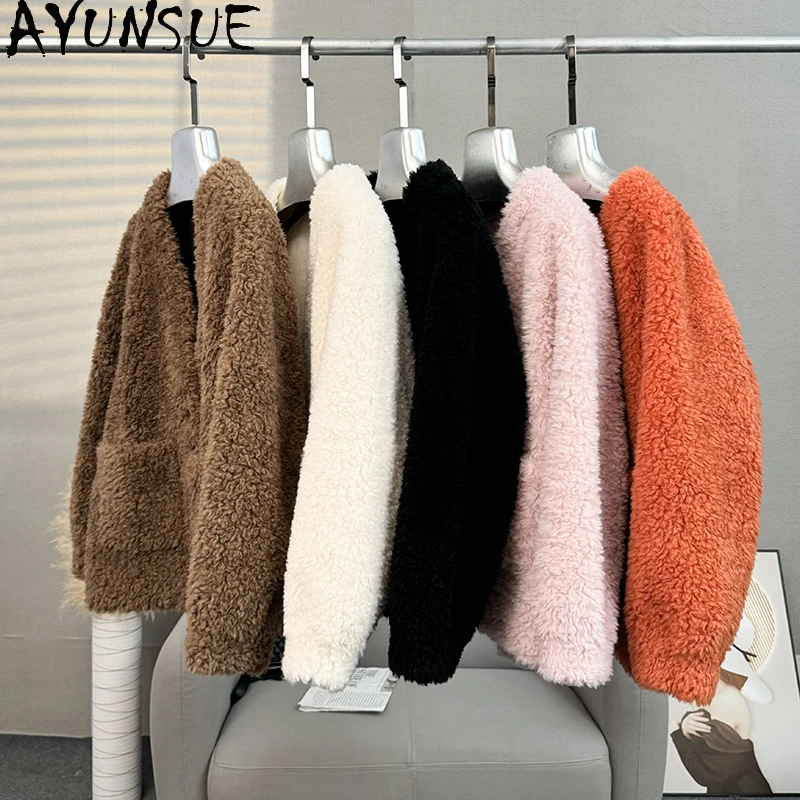 سترة نسائية من الصوف الطبيعي 100% من AYUNSUE 2025 سترة جديدة من فرو الضأن برقبة على شكل حرف v ملابس نسائية أنيقة جديدة في ملابس خارجية Ropa Para Mujer