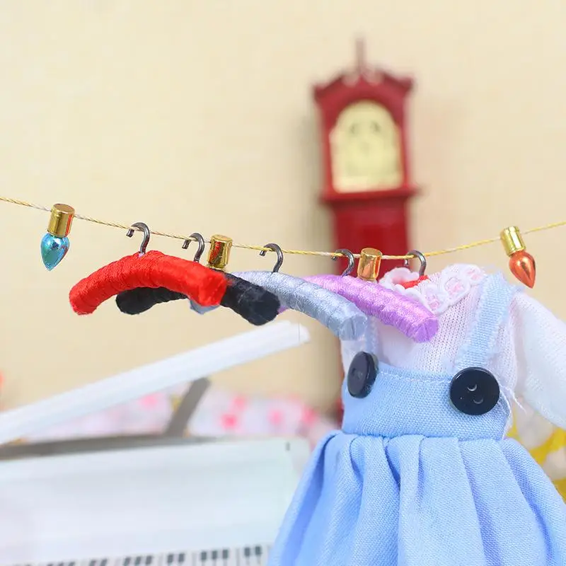 4Pcs Set of 1/12 Dollhouse Miniature Coat Hanger, Role-Play Toy, Micro Scene Photography Prop, Dollhouse Decorative Furniture