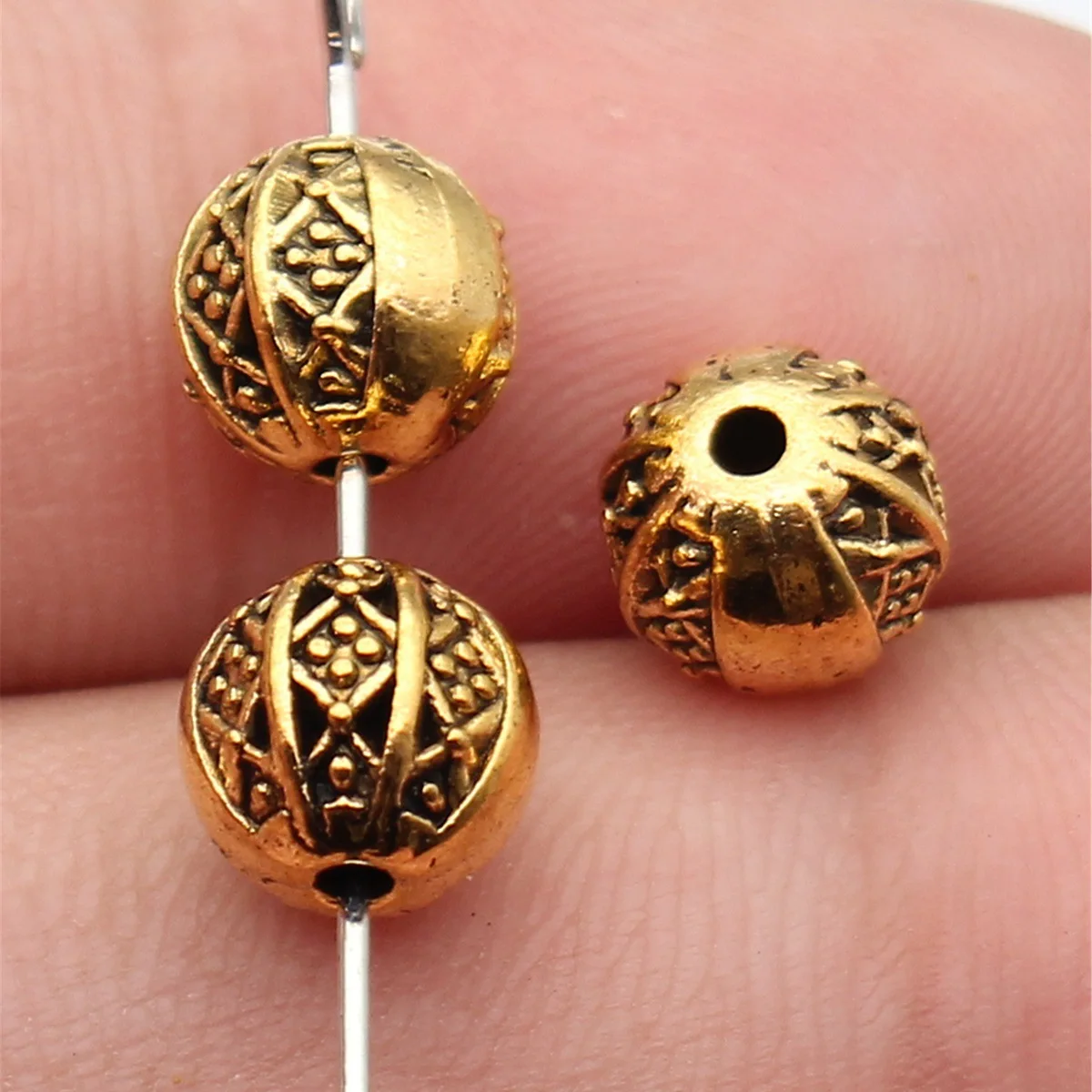 10 Stück 8,1 x 8 x 7,9 mm, 3 Farben, geometrisches Rautenmuster, kugelförmige Perlen mit kleinen Löchern, DIY-Schmuckzubehör