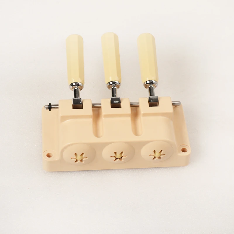 Parti del pannello frontale della macchina per il gelato Soft Serve Carpigiani - Valvole, maniglie, raccordi per porte facciali con valvola erogatrice Soft Serve con