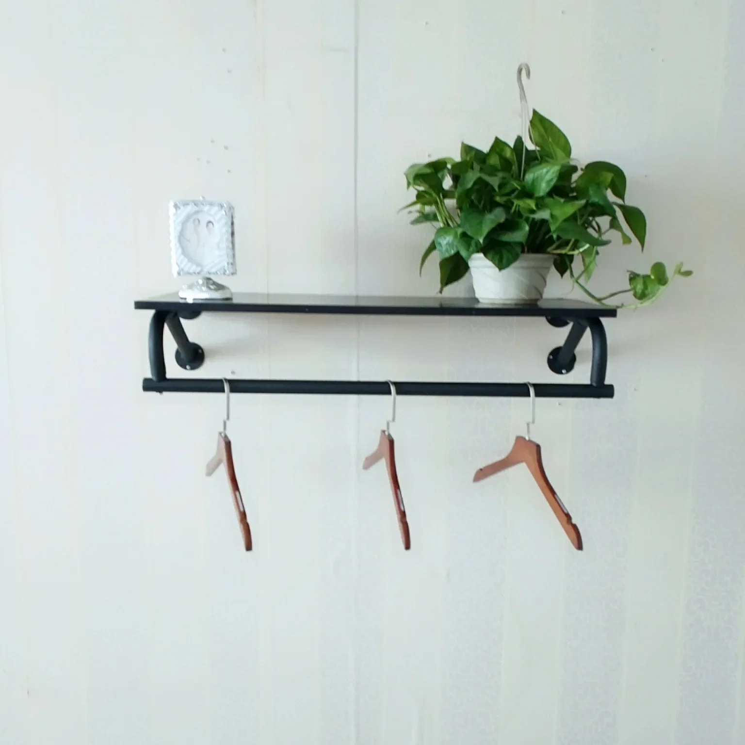 Wrought iron clothing store hanger display shelf on the wall side hanging women's clothing children's clothing shelf wall