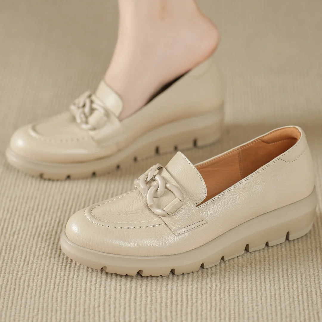 

Новинка 2025, женские лоферы на плоской подошве с украшением из овчины и цепочкой, с круглым носком, без шнуровки, на толстой подошве и платформе, мягкие удобные мокасины