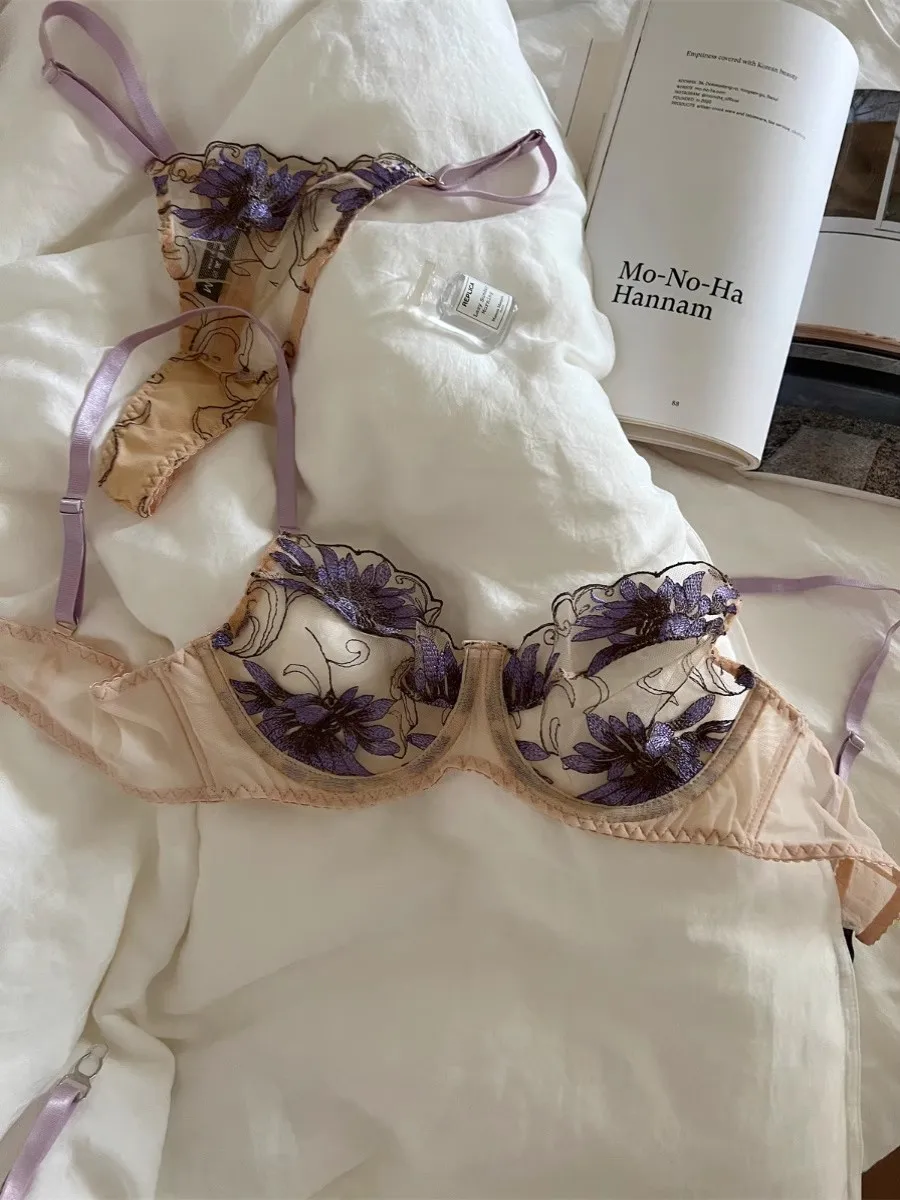 Embroidered three-piece French thin bra with large breasts Sexy lace adjustment hollow-out with underwire support pure desire ga