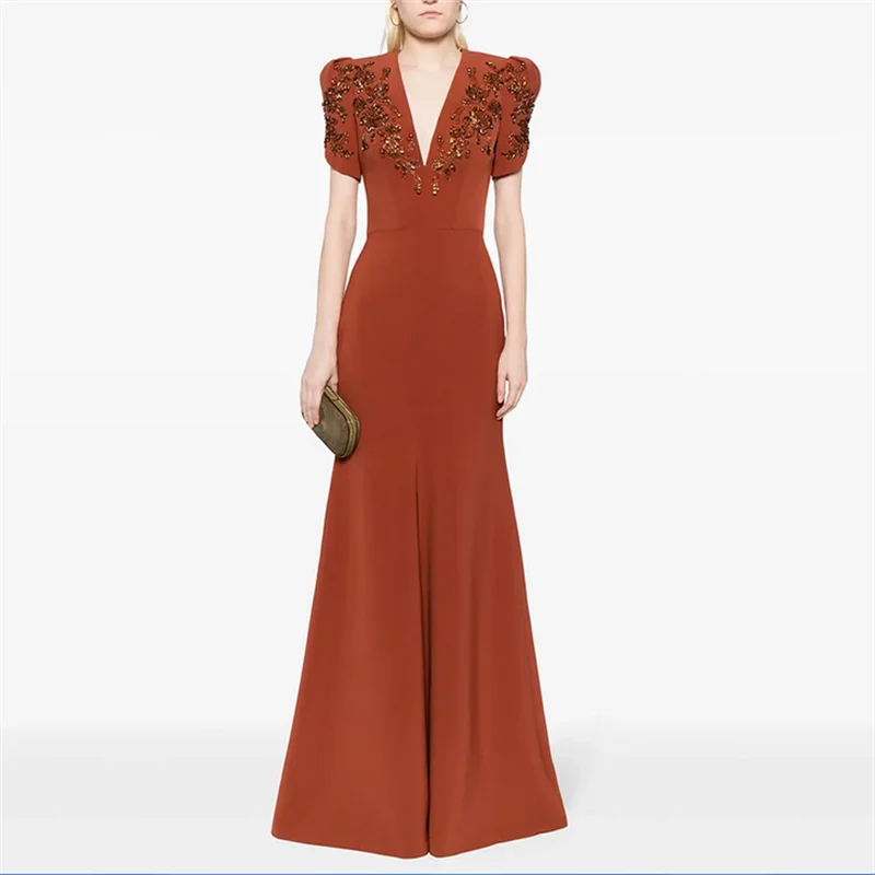 Dunkelrotes langes Ballkleid, maßgeschneidert, kurze Ärmel, V-Ausschnitt, Kristallperlen, Sweep-Zug, Meerjungfrau-Abendkleid, formelles Partykleid