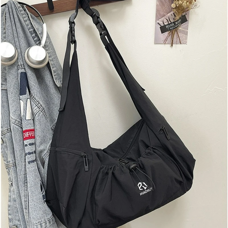 خريف جديد بسيط ومتعدد الاستخدامات حقائب كروسبودي حقائب كتف ترفيهية عصرية بسيطة عادية محكم حقيبة مدرب عادية للنساء