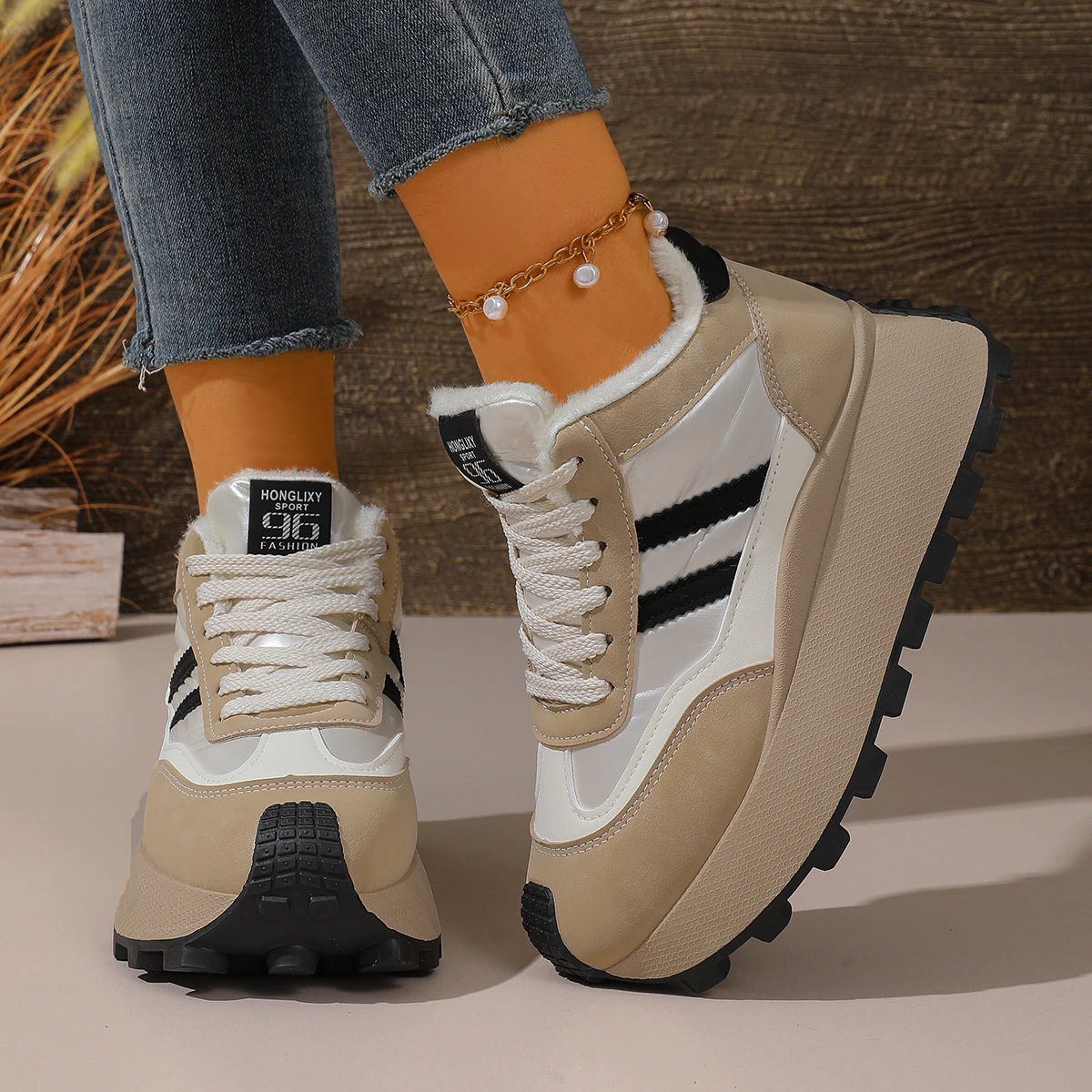 أحذية نسائية قطنية بنعال سميكة في الخريف والشتاء، أحذية رياضية ترفيهية وأحذية مخملية دافئة وغير قابلة للانزلاق.