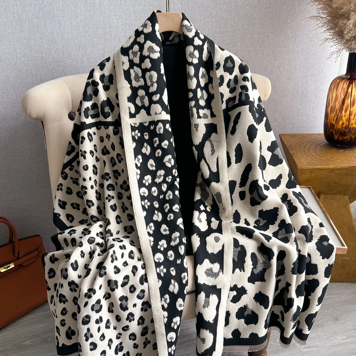 2024 New Women Leopard Print Cashmere Scarf Luxury Brand Winter Thick Warm Scarf Long Fringed Shawl Fashionable Pashmina Blanket