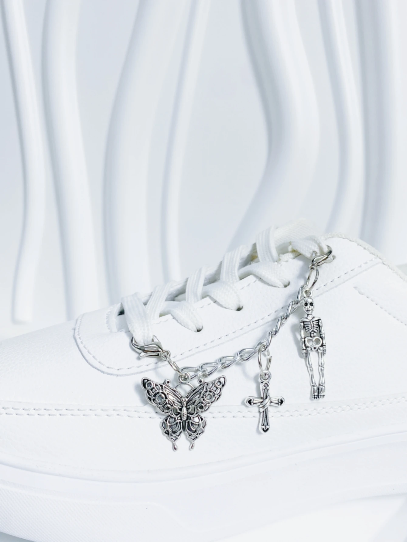 1 piece punk shoes embellished with chain Metal retro Silver Skull personality board Baroque style shoes Boots Shoe accessories