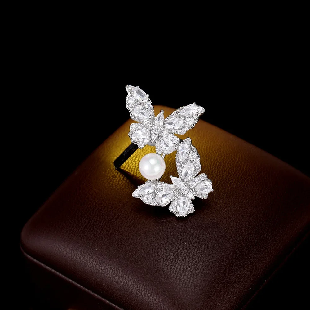 Elegant butterfly pearl brooch for women, niche and high-end, exquisite zircon suit jacket collar pin accessory