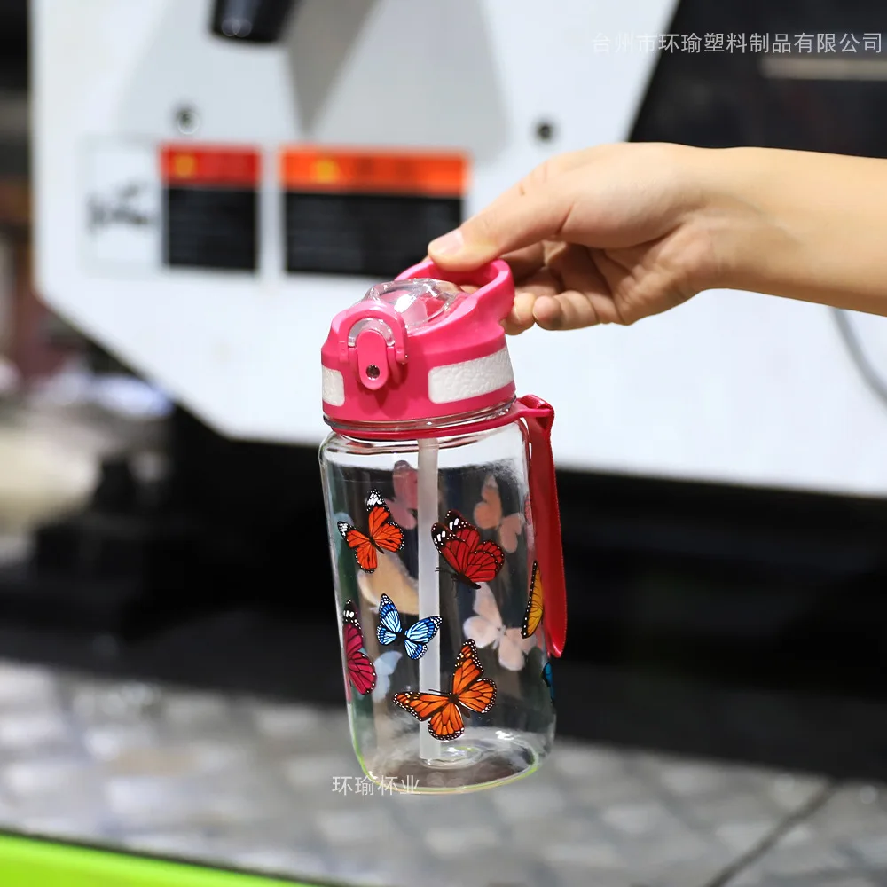 Children's straw water cup high value cute sports accompanying cup 600ml portable handle plastic cup