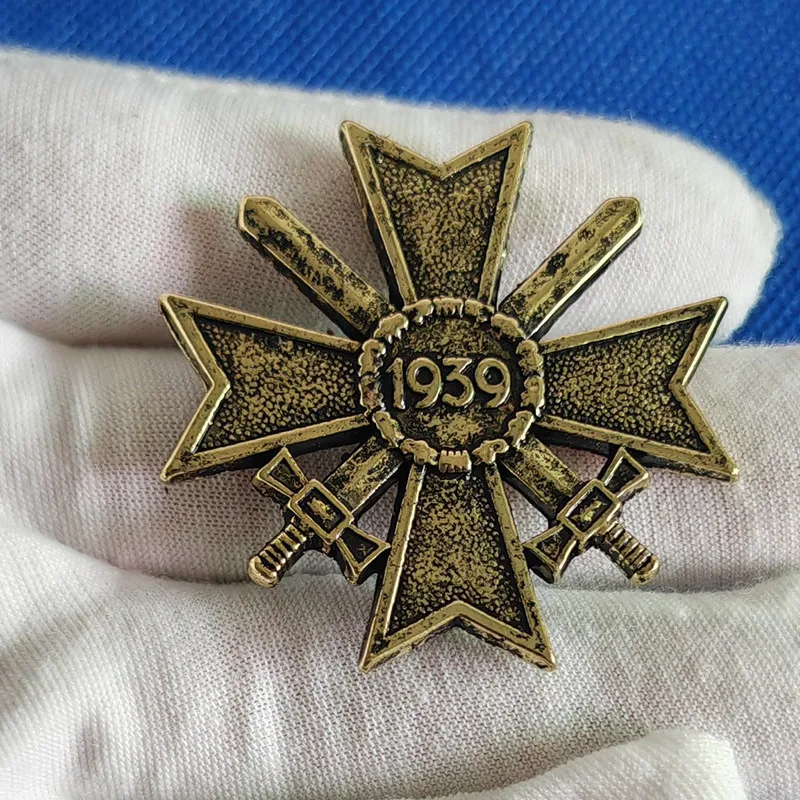 1939 Brooch Double Knife Compass Medal Fashion Lapel Pin Metal Badge