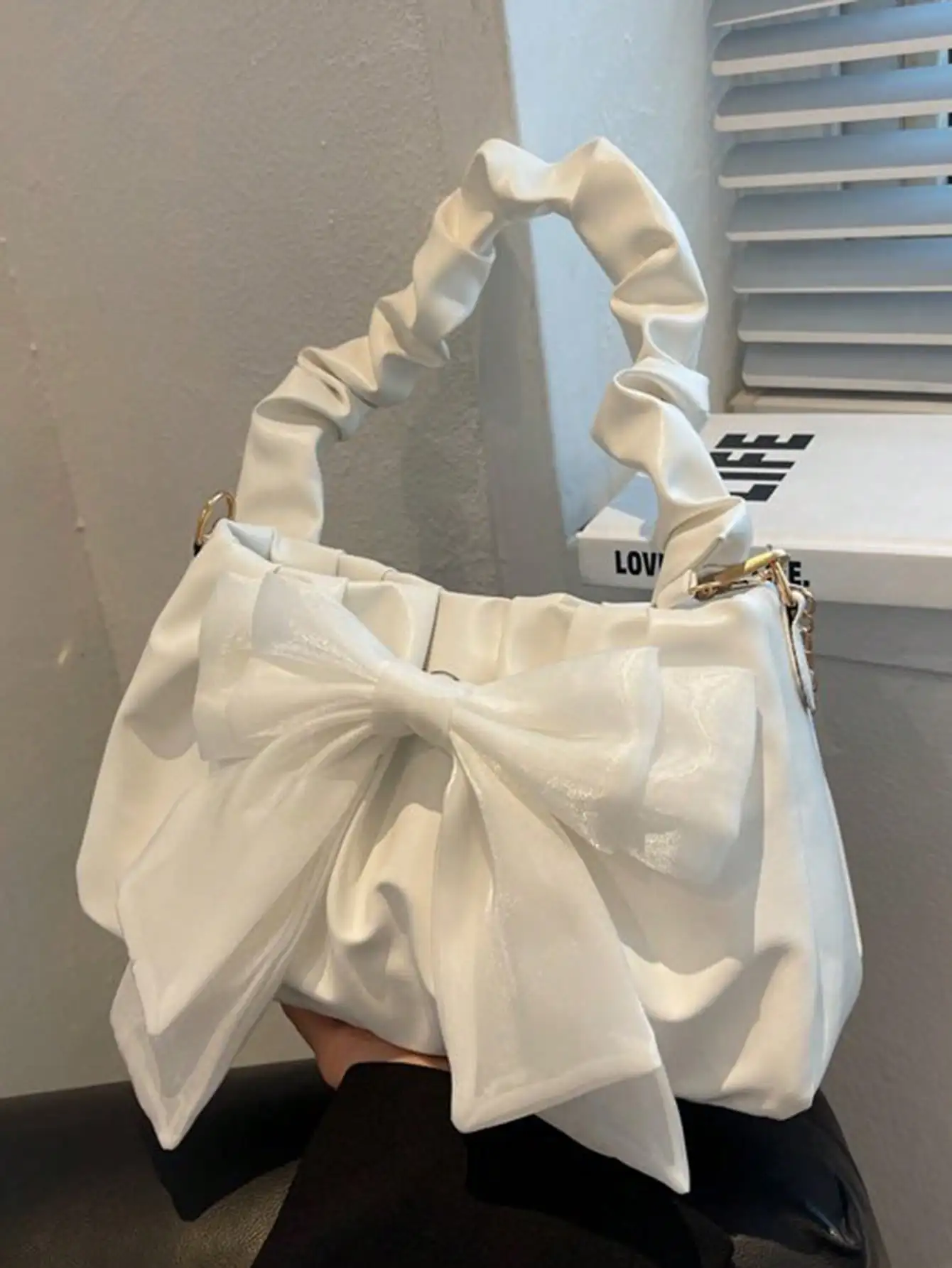 

Белая плиссированная сумка с верхней ручкой, большим бантом и драпированным ремешком