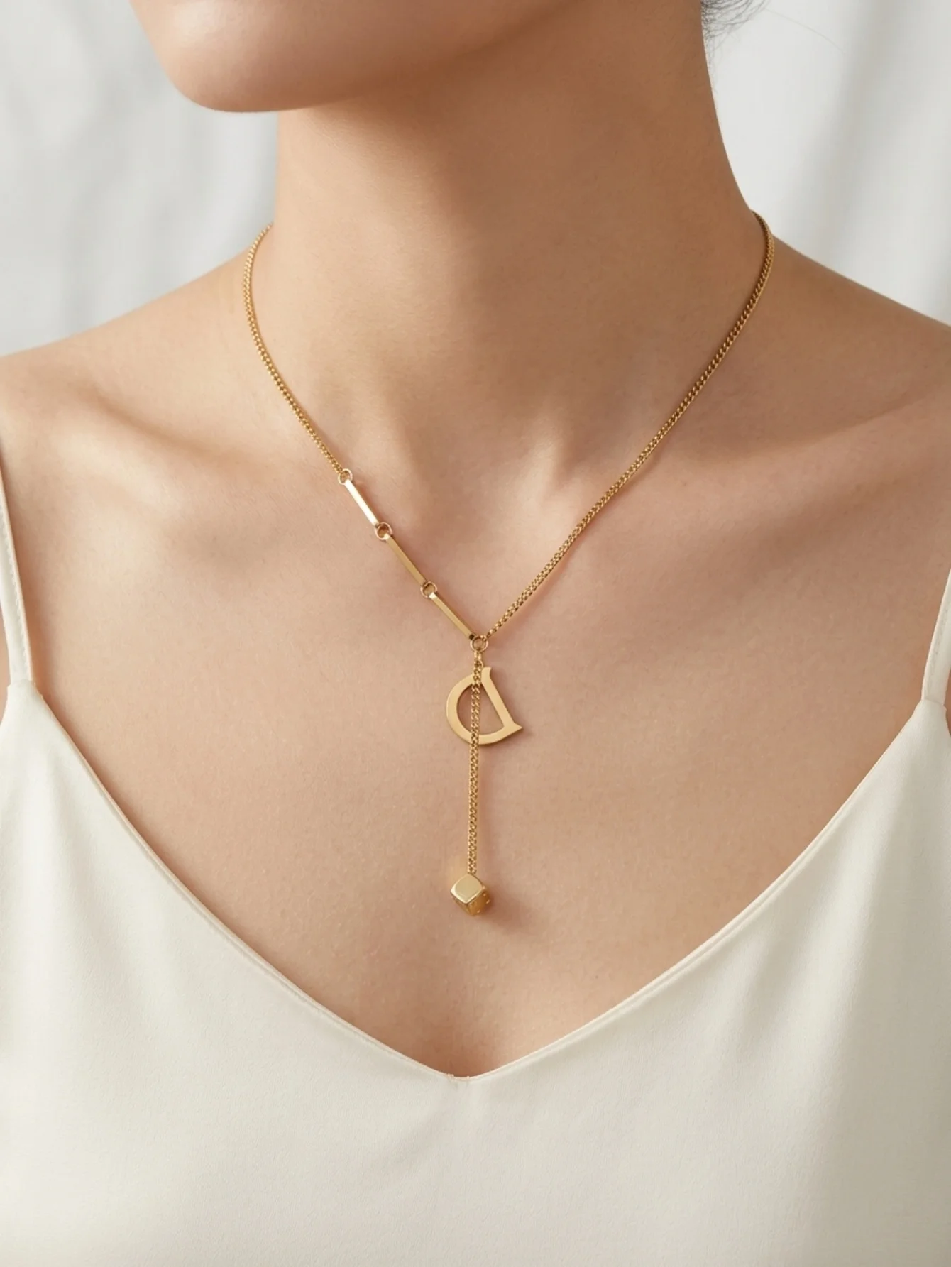 1 Piece Stainless Steel 18K Gold-Plated D-Shaped Square Pendant Y-Shaped Necklace, Light Luxury and Simple Adjustable Clavicle Chain, Suitable for Women's Daily Wear, Dating, Banquets, Parties, and Workplace Occasions