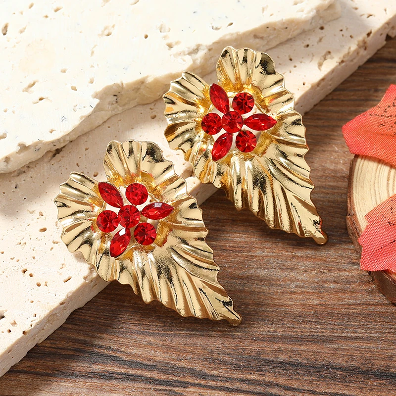2pcs retro palace style fashionable triangular heart-shaped alloy inlaid rhinestone earrings