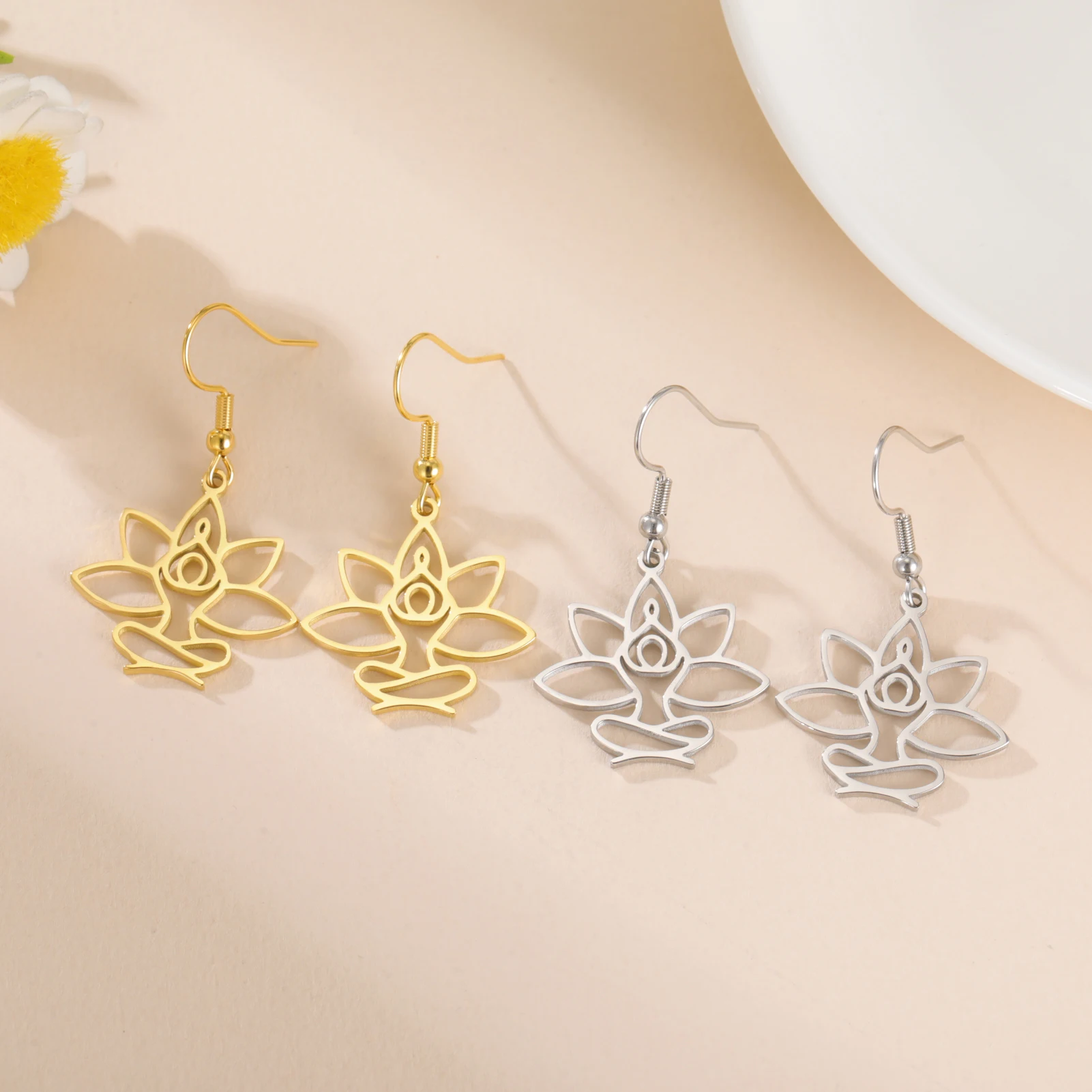 Lucktune Moksha لوتس زهرة استرخى يوغو رمز أقراط خمر الفولاذ المقاوم للصدأ Padmasana المرأة القرط البوذية مجوهرات هدية