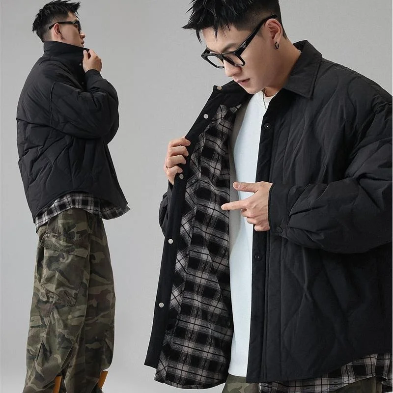 

Мужская легкая стеганая куртка-пуховик приталенного кроя из нейлоновой ткани с наполнителем из пуха, отложным воротником и застежкой на одну кнопку