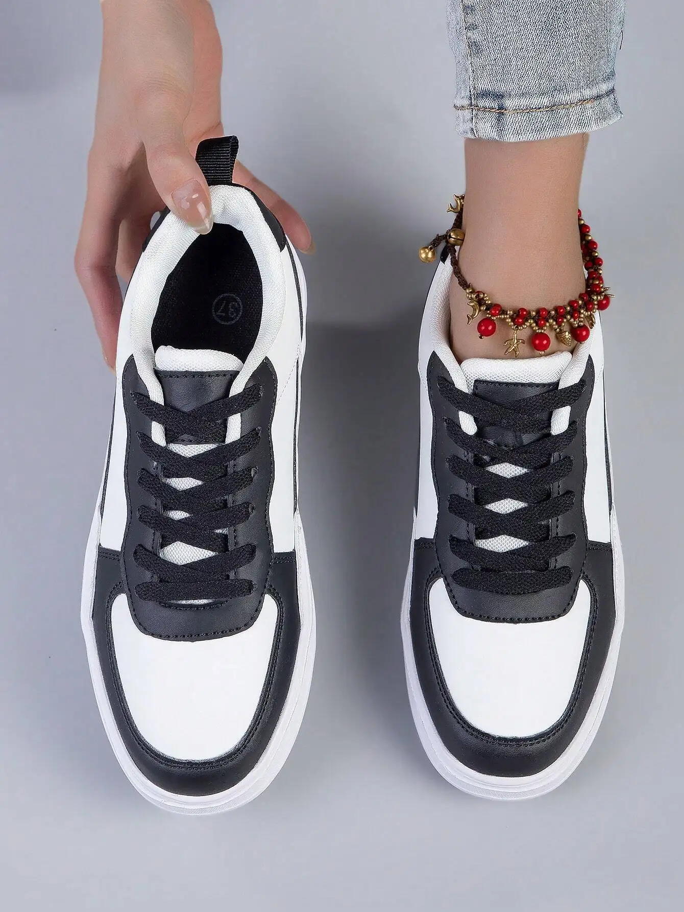 Fashionable Black And White Lace-Up Women Shoes For Spring/Summer Comfortable Sports Shoes