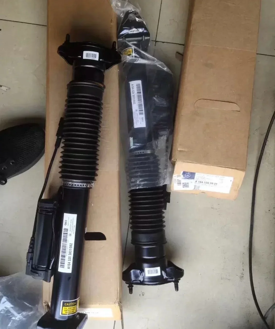 A1643203031 A1643200731 A1643202031 A1643202731 1643203031 1643200731 1643202031 1643202731 Shock Absorber for ML300 ML350