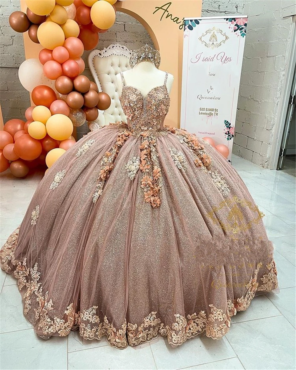 فساتين Quinceanera الفاخرة مطرز مثير السباغيتي الرقبة مزينة ثلاثية الأبعاد الأزهار الحلو 16 الأميرة الكرة ثوب المسابقة vestido