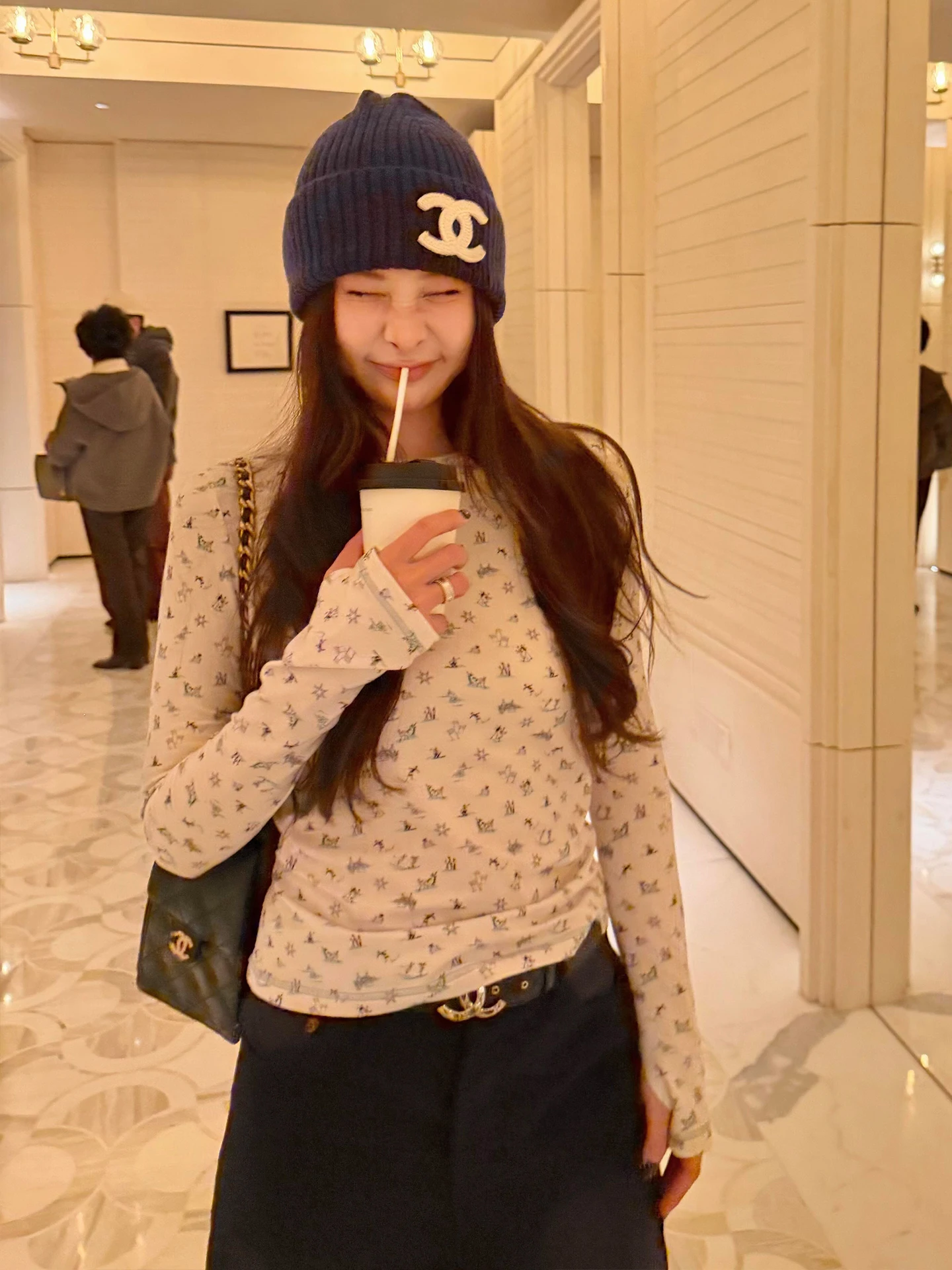 

Белая футболка с цветочным принтом, облегающая, с длинным рукавом, женская, осенне-зимняя, хлопковая, базовый слой, повседневная, с круглым вырезом