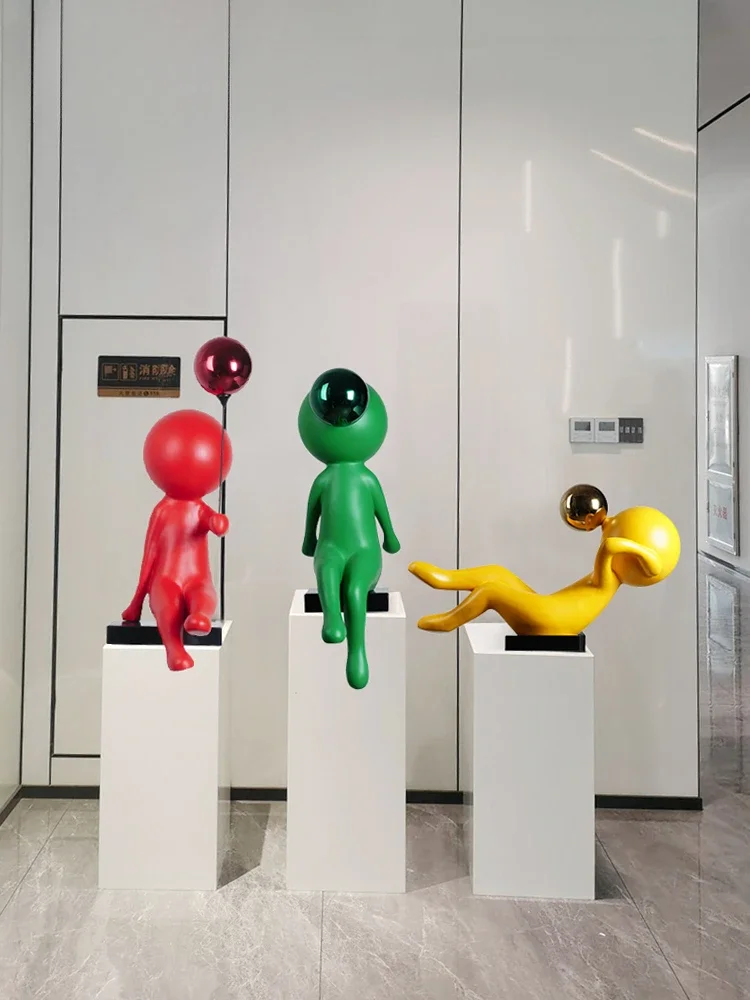 

Thinking about small yellow man ornaments,cartoon abstract sculptures, large floor-to-ceiling ornaments