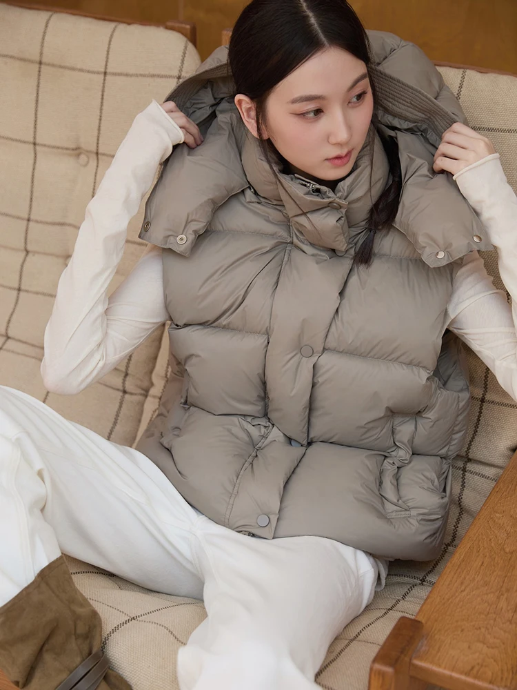 

A new autumn/Winter 2025 hooded stand-up collar down vest jacket for women, a fashionable and versatile warm vest coat