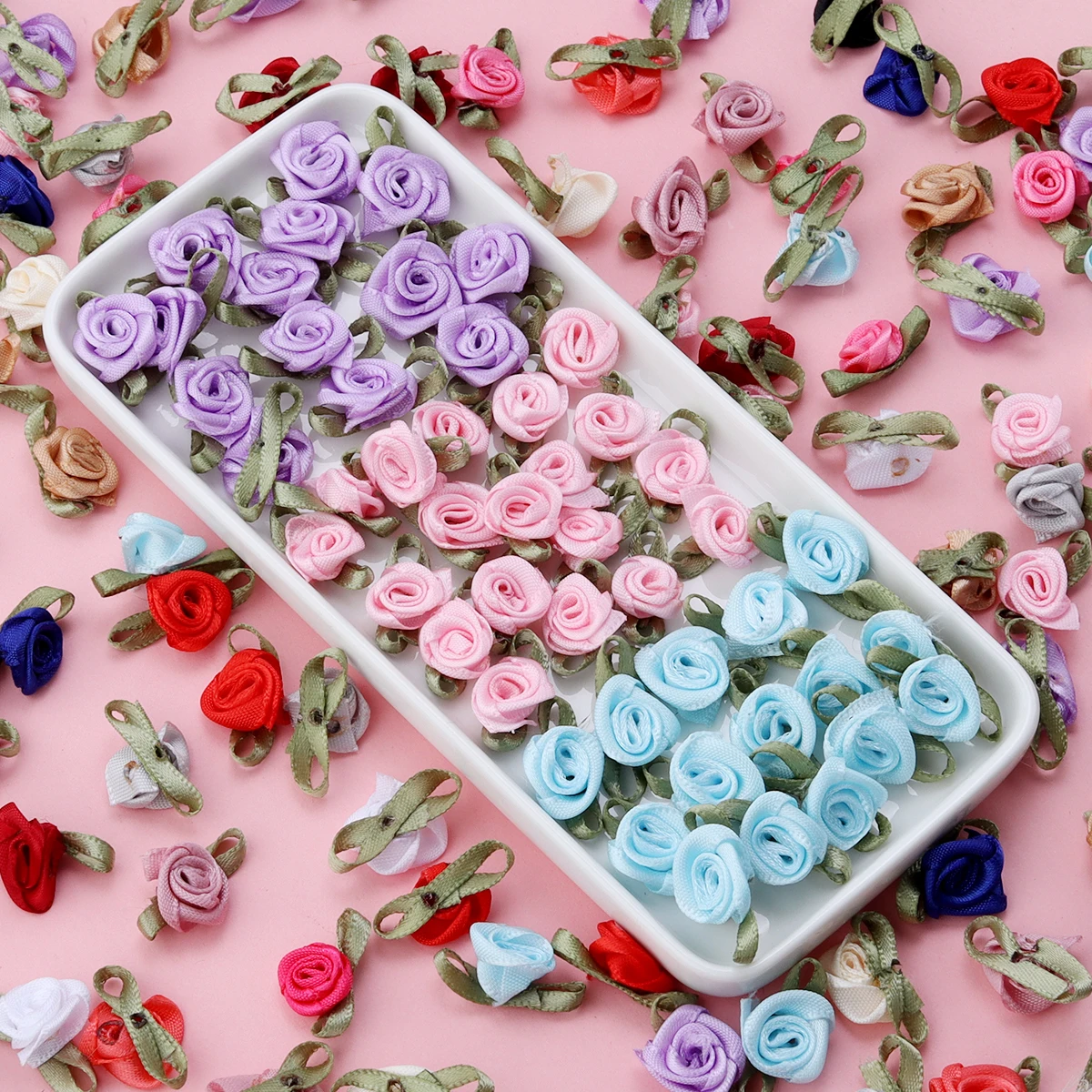 50 Stück/Lot Mini-Rosenblüten aus Satinband mit Blättern, Stoffapplikationen für Hochzeiten, Bastelarbeiten, Kleidung, Nähzubehör
