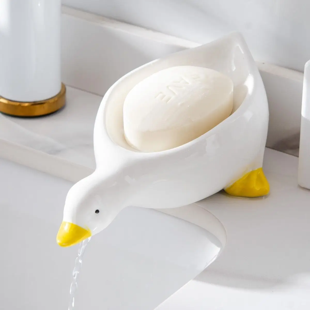 Bathroom Soap Holder Yellow Duck Shape Soap Dish Suction Cup Sponge Rack Portable Soap Drain Box Kitchen Bathroom Accessories