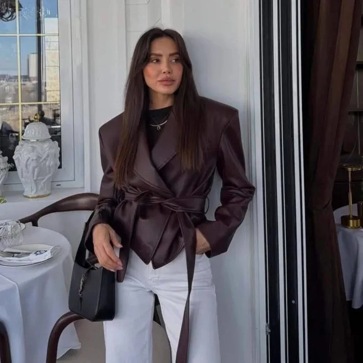الخريف الشتاء الملابس النسائية دراجة نارية حزام بارد مزاجه سترة جلدية 2025 المرأة الجديدة مع حزام السائق سترة معطف المرأة