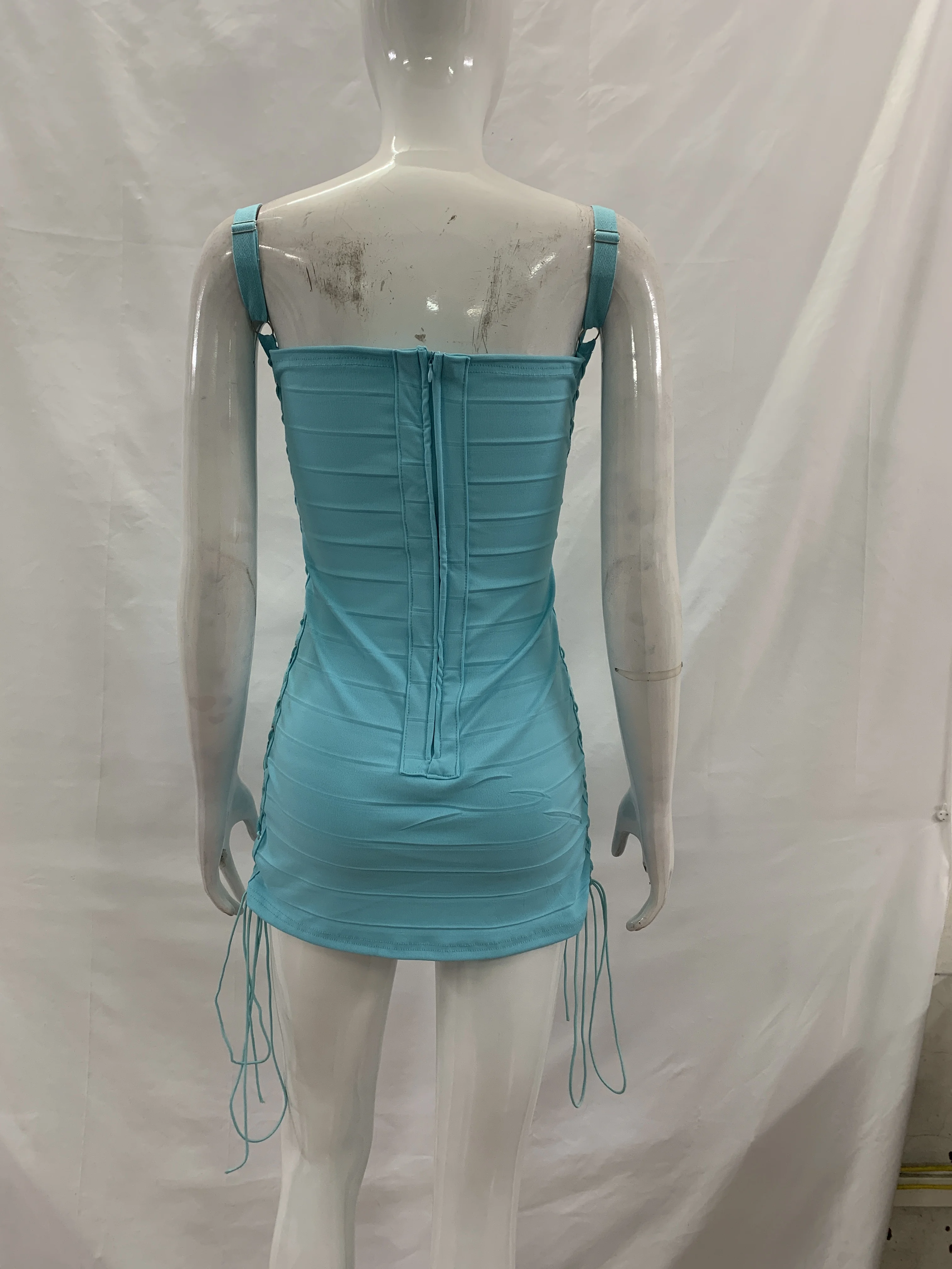 Modisches Socialite-Style Trägerkleid mit Bandage-Design, sexy durchbrochenem Seitenband und Hüftrock, Taillenbetonung, 2026 Ins – Detail 6