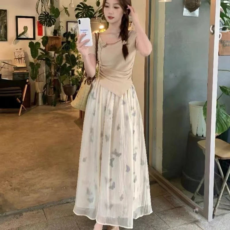 

Женский летний модный комплект в новом китайском стиле: объемная цветочная футболка на шнуровке асимметричного кроя + сетчатая юбка-полусолнце с бабочками