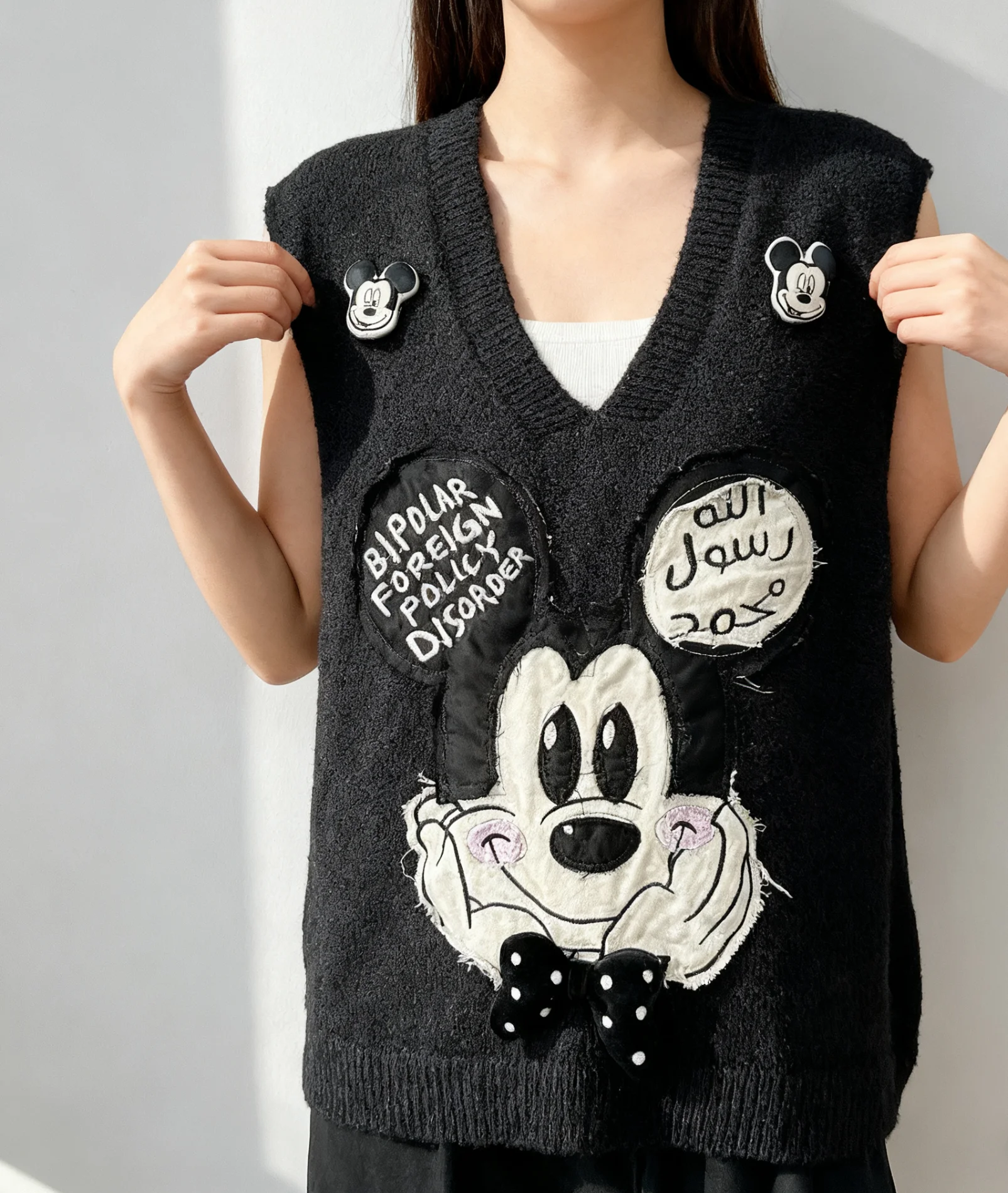 

Fashion 2025 New Autumn Winter V-neck Knitted Vests Patch Cartoon Embroidery Loose Pullover Top Sleeveless Basic Women Sweaters