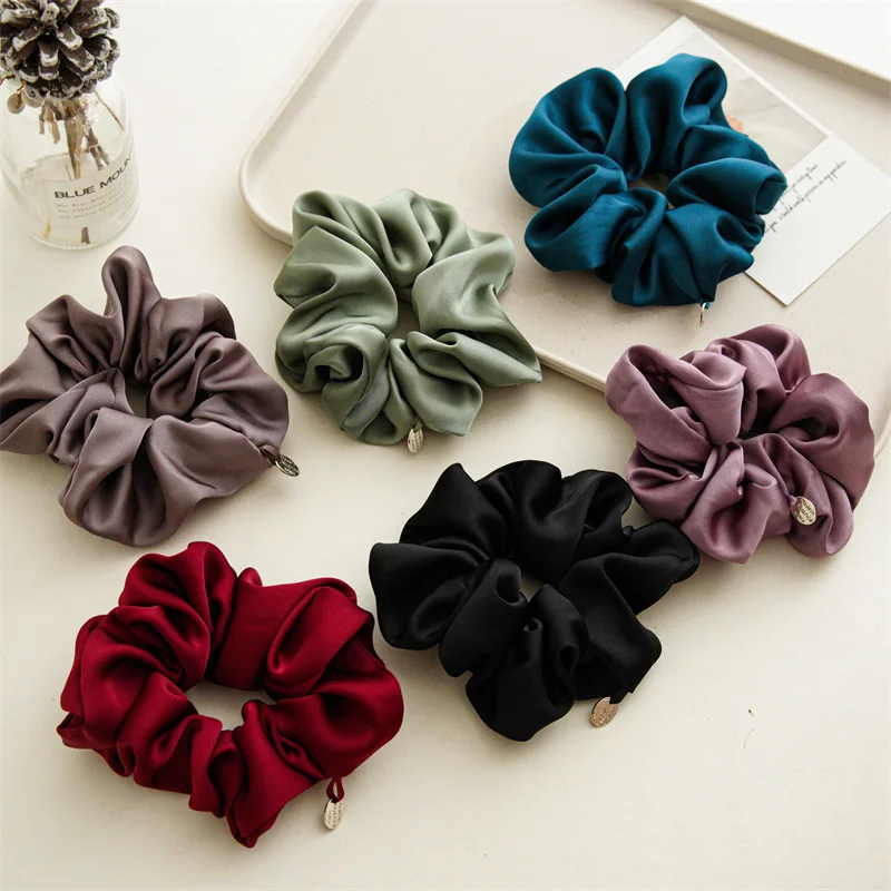 Wysokiej jakości Femme Silk Scrunchie elastyczna elegancka satynowa opaska do włosów metalowa zawieszka wzory kucyk Holder Vintage Chouchou