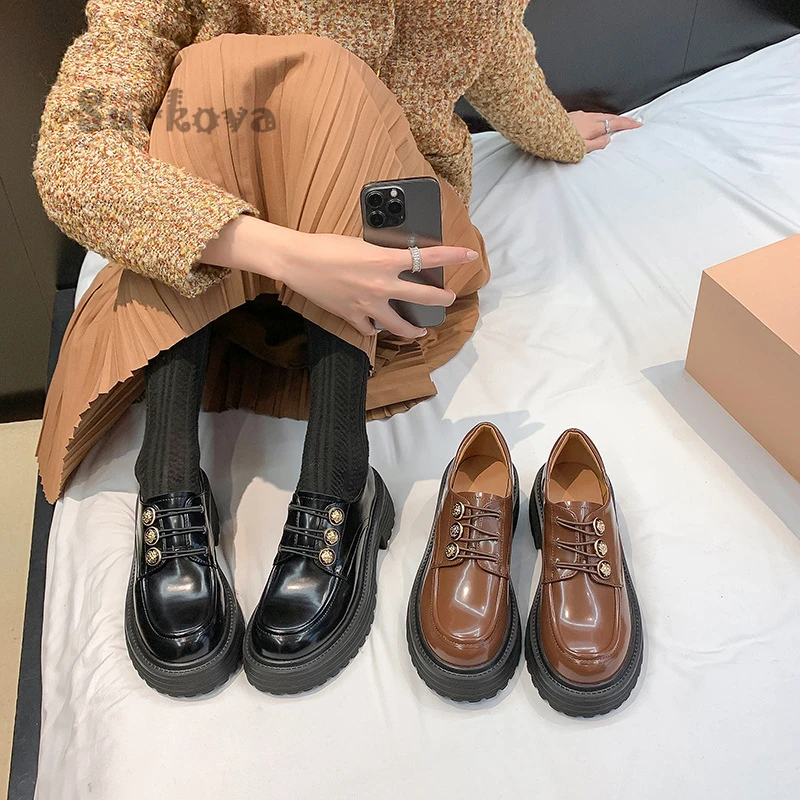 

Patent Leather Badge Platform Shoes Black Brown Women's Spring College Retro British Style Round Toe Thick Heels Loafers Shoes