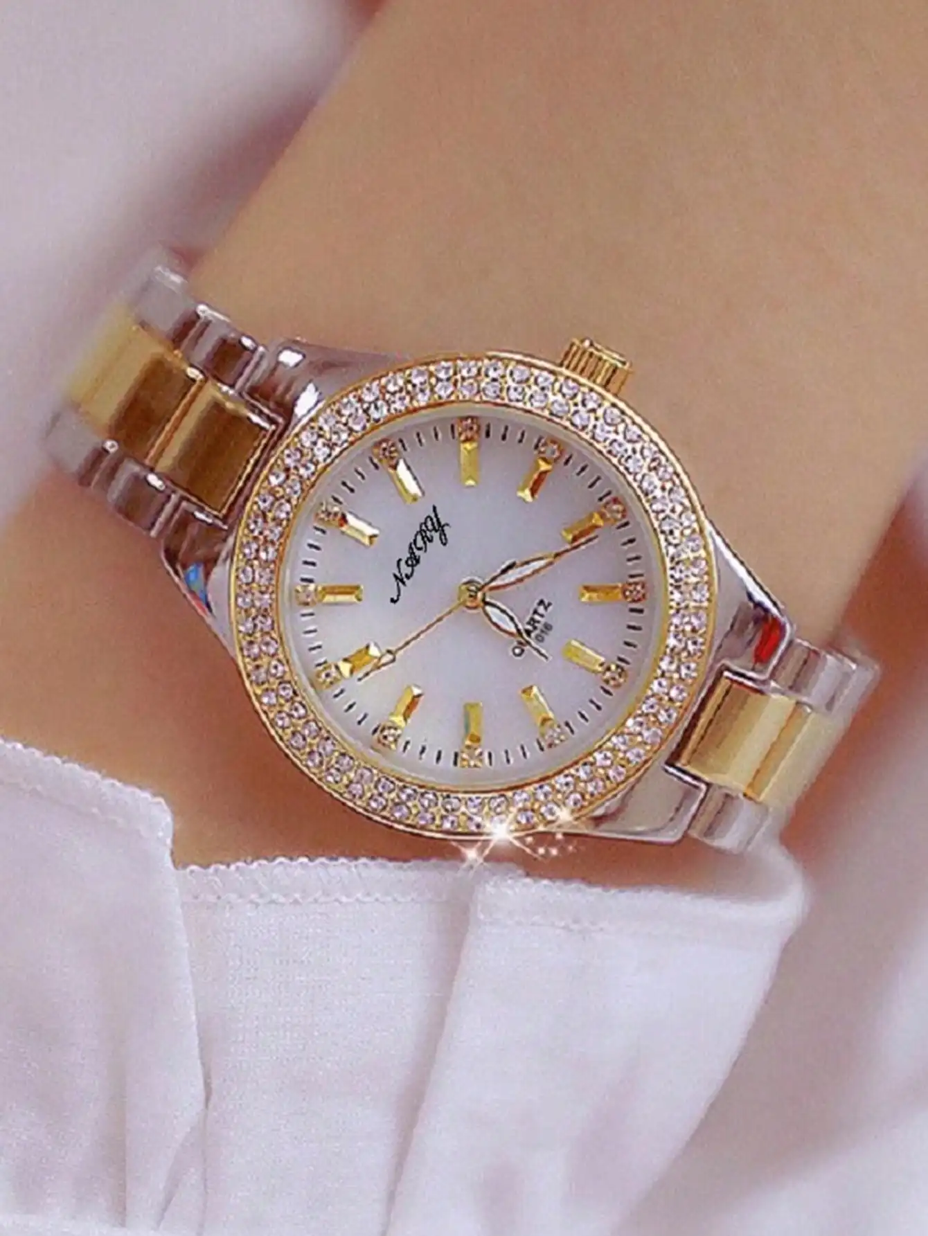 

Элегантные женские кварцевые часы с кристаллами на безе, ремешком из нержавеющей стали, водонепроницаемые, для повседневной носки и торжественных мероприятий.