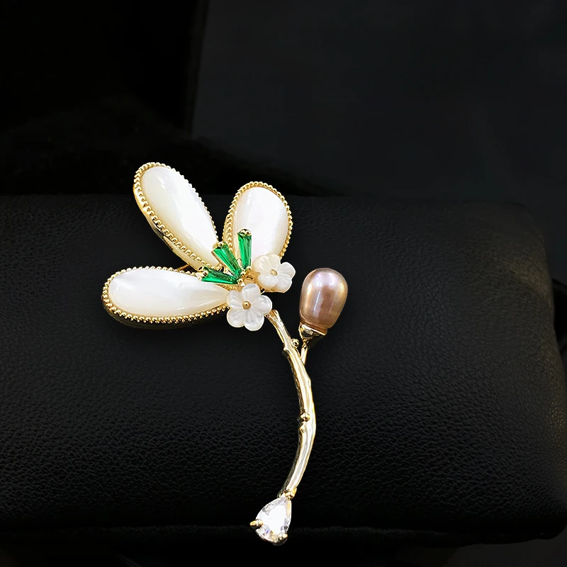 Vintage White Natural Abalone Shell Flower Brooch with Pearl Cubic Zirconia Elegant Classic Chinese Style Jewelry Gift for Women