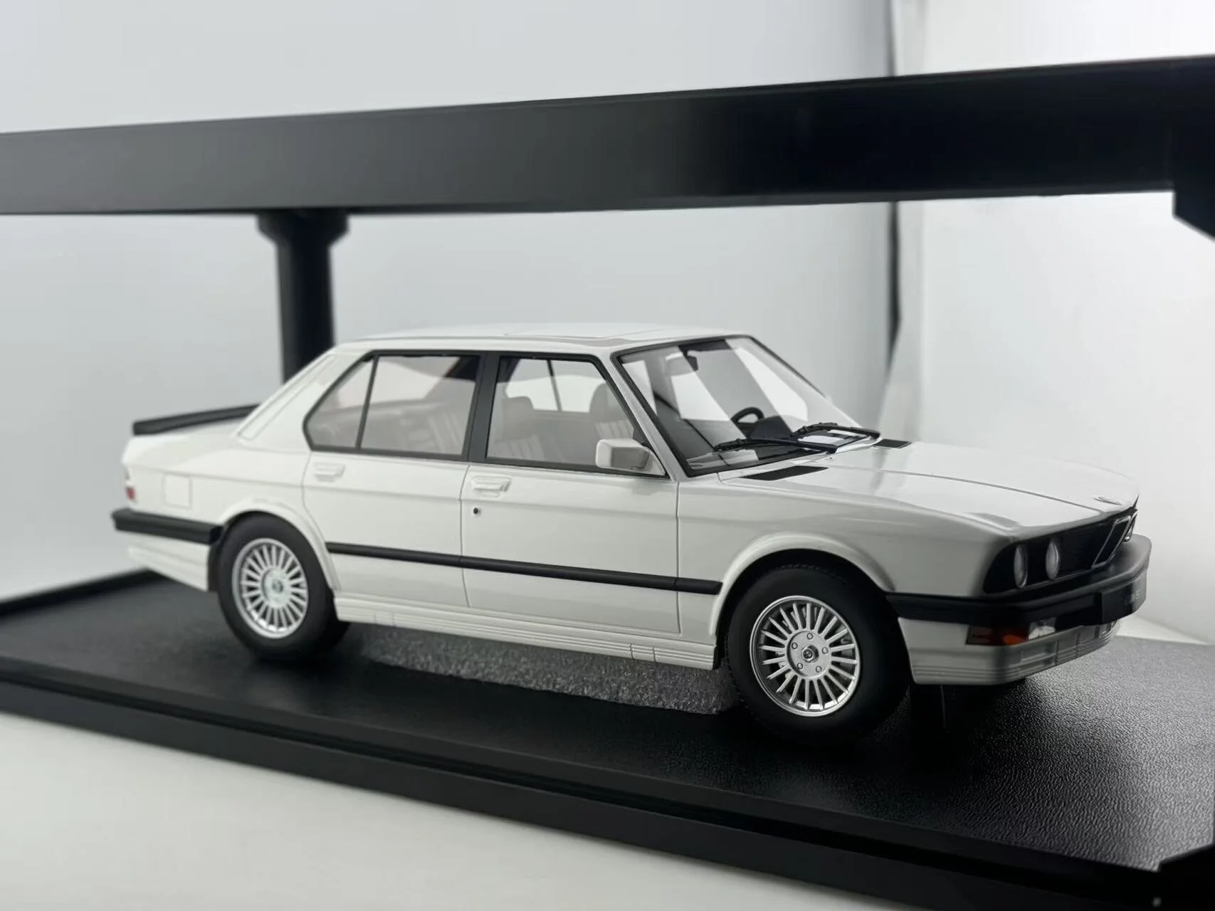 ダイキャスト マキシマ 1/18 スケール BMW M5 レジンカーモデル コレクション玩具 ギフト 記念品 ディスプレイオーナメント