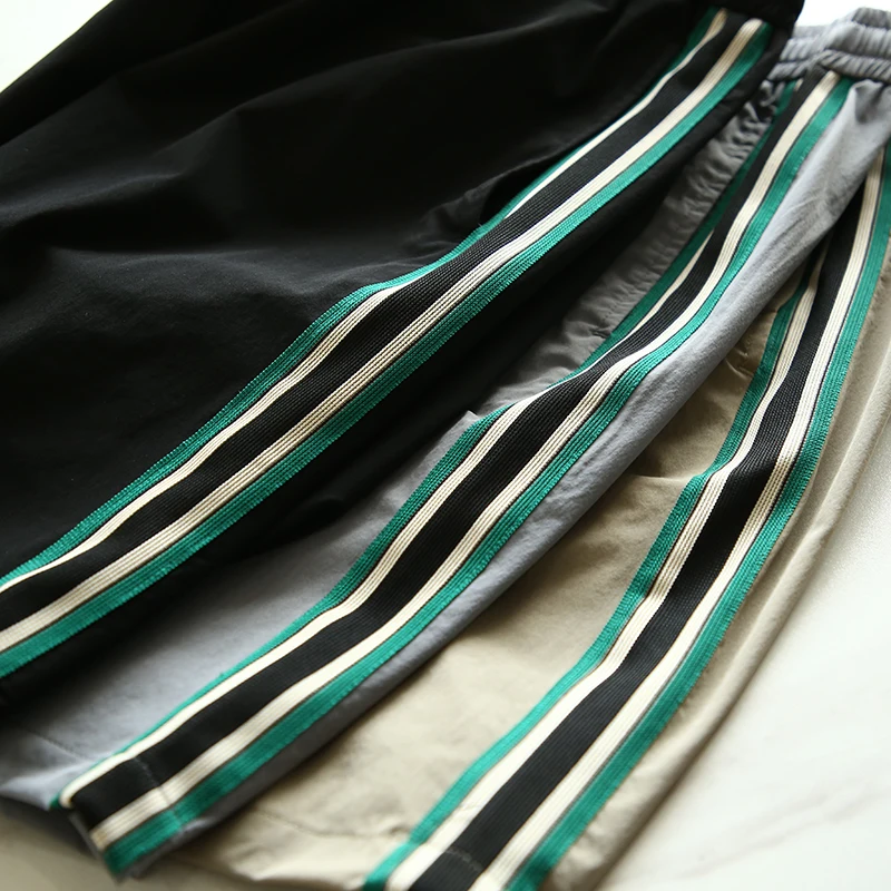 شورت رجالي صيفي فضفاض وعصري بتصميم كتل الألوان، يمنح الراحة الفورية وامتصاص الرطوبة، بطول خمسة أرباع، يناسب الأسلوب الحضري. #3