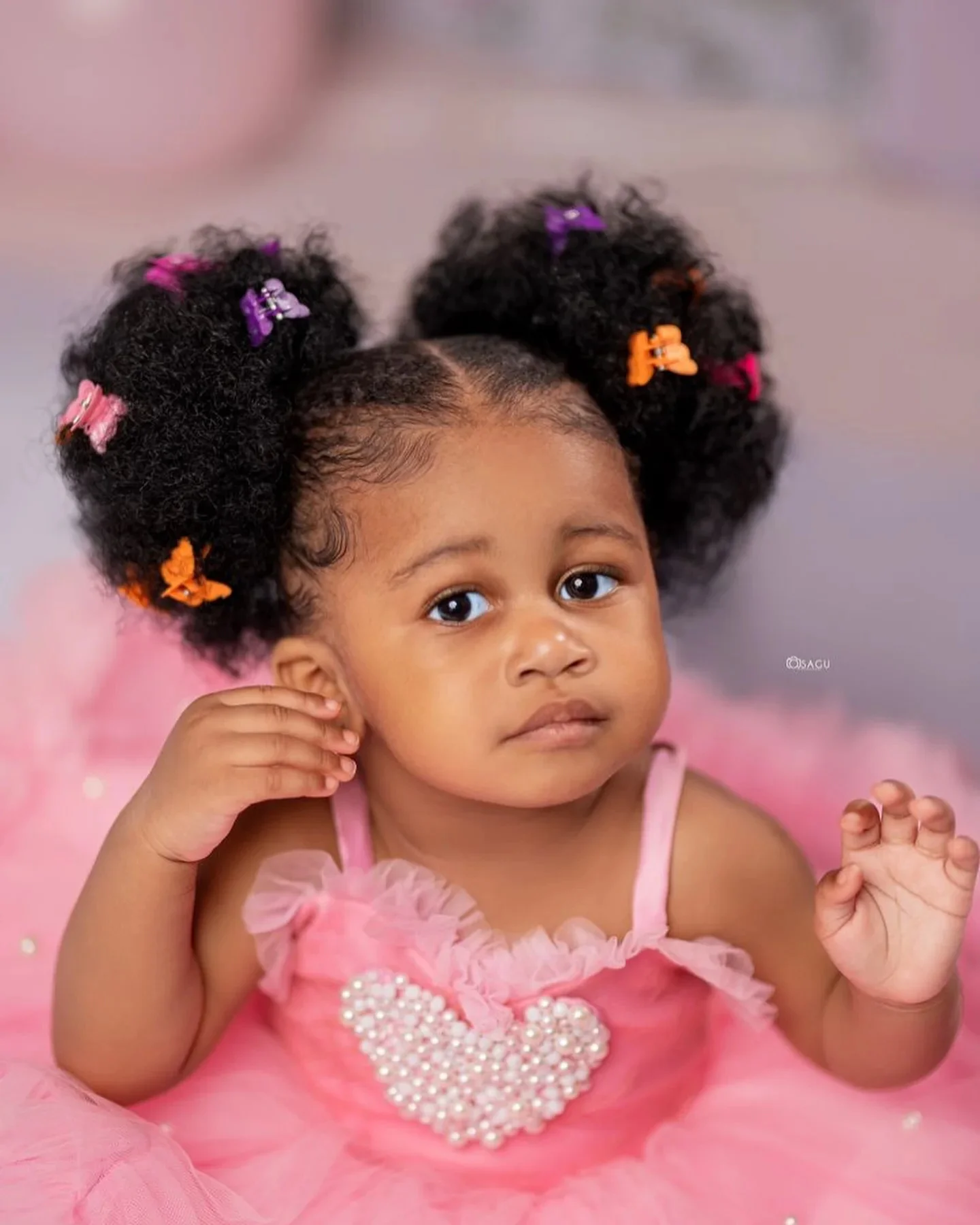 Splendido ed elegante vestito da bambina con paillettes, manica a mosca, vestito da spettacolo di bellezza, fiocco grande, costume da festa di compleanno di un anno