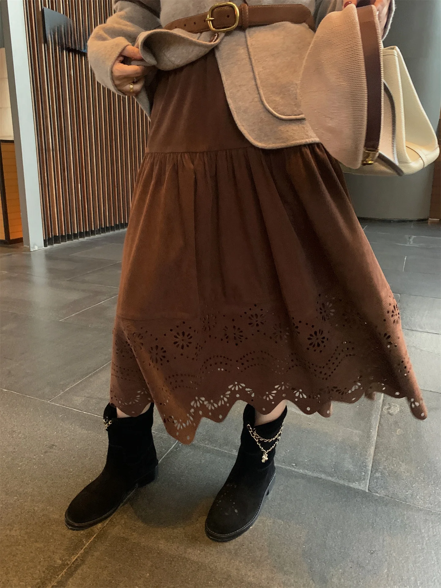 

Женская вельветовая юбка-трапеция TheWangs весна 2026 с вырезами, завышенной талией, повседневная, из полиэстера, красивая...