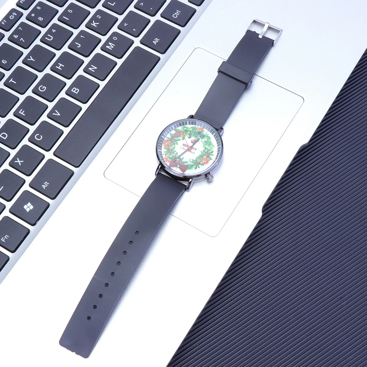 Montre à quartz sur le thème de la couronne de Noël, bracelet en plastique réglable et élégant, design simple, cadeau parfait pour la famille et les amis, anniversaire, nouveau