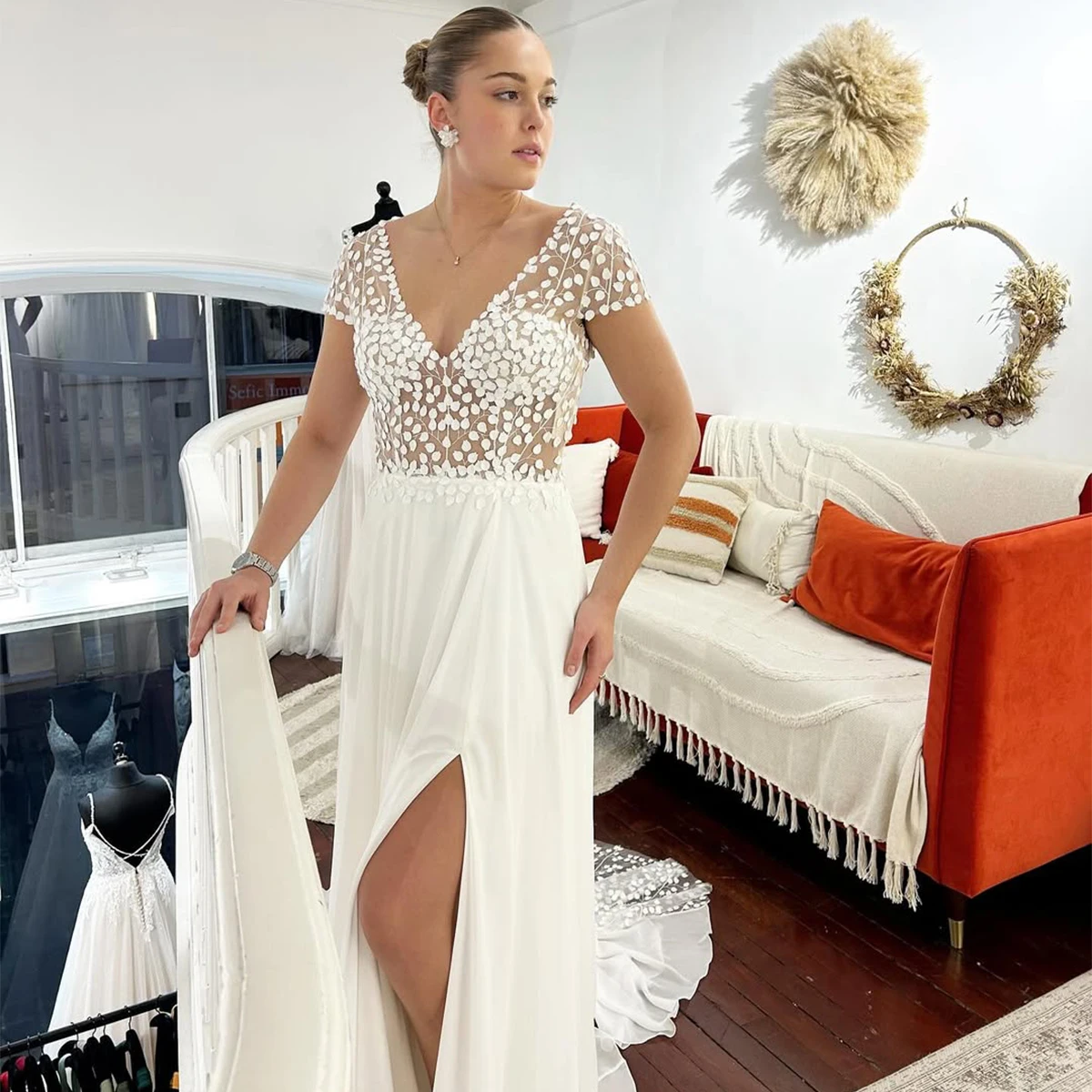 ชุดแต่งงานผ้าชีฟองลูกไม้แบบเปิดหลังสำหรับเจ้าสาว ชุดเดรสยาวผ่าข้าง คอวี สำหรับผู้หญิง