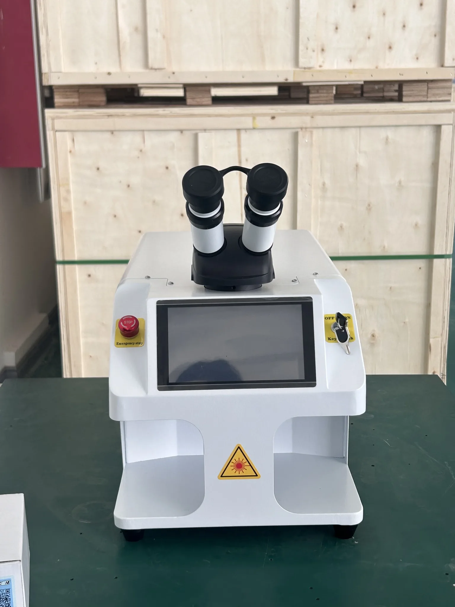 เครื่องเชื่อมเลเซอร์อัญมณี Laser Spot สําหรับเครื่องบัดกรีทองและเงิน เครื่องเชื่อมเลเซอร์จิวเวลรี่สําหรับทองคํา