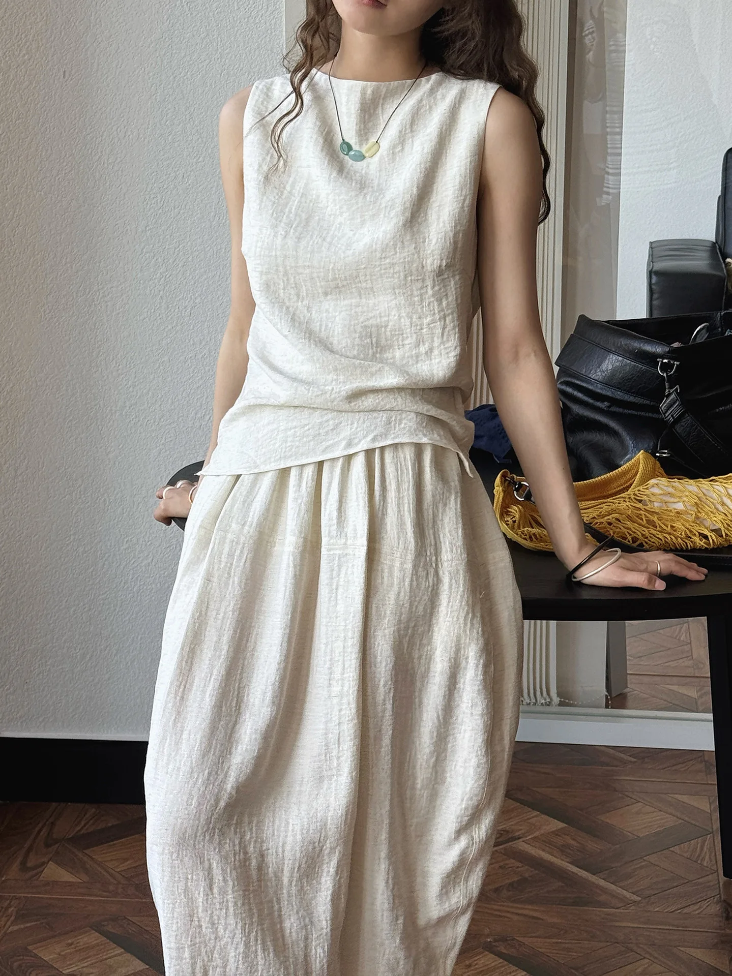 Camiseta feminina clássica branca preta elegante sem saia