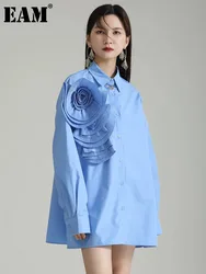 [EAM] blusa azul plisada con flores de talla grande para mujer, camisa holgada de manga larga con solapa nueva, moda Primavera otoño 2024 1DH0316